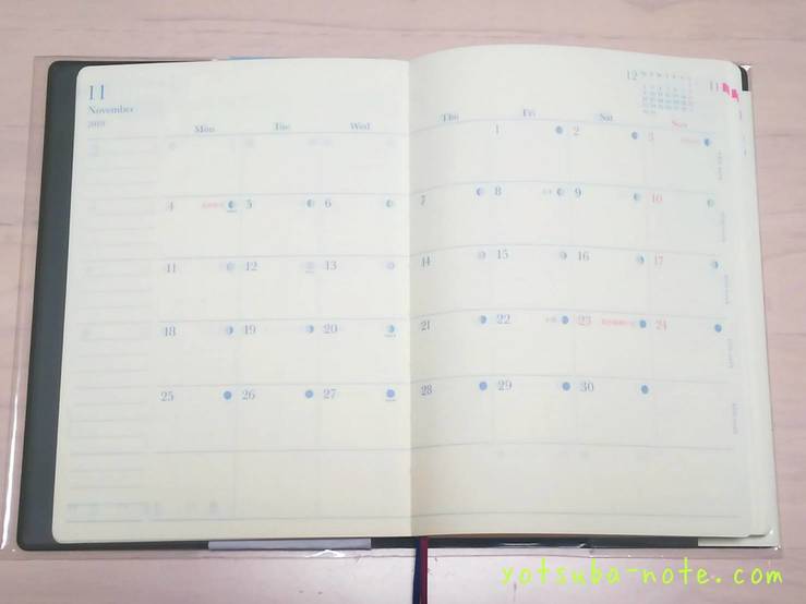 日の長さを感じる手帳の月間ページ